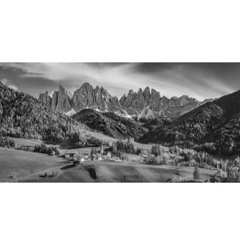 Dolomiten bei Villnöss mit Alpenpanorama. Panorama Wandbild - Dolomiten schwarz-weiss